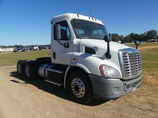 Image of Freightliner Cascadia 113 equipment image 1