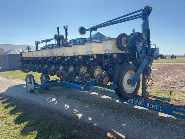 Image of Kinze 3600 equipment image 1