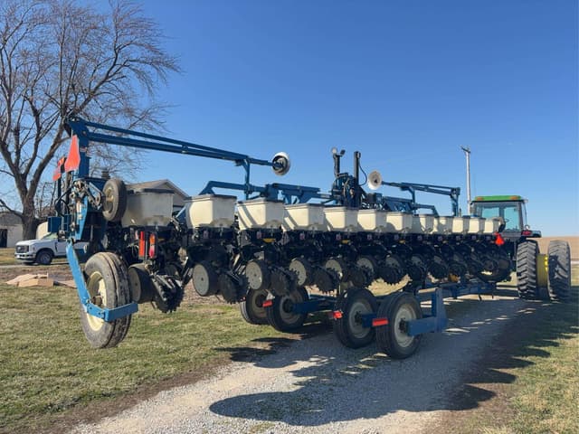 Image of Kinze 3600 equipment image 2