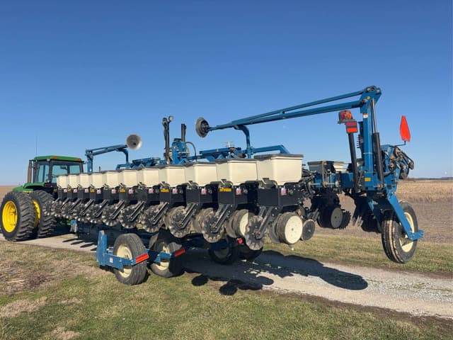 Image of Kinze 3600 equipment image 3