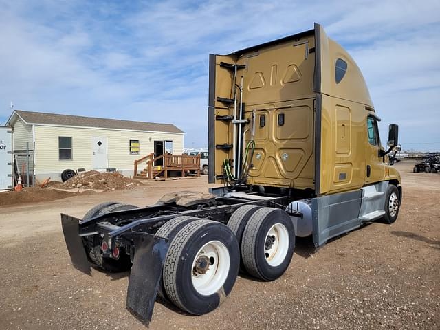 Image of Freightliner Cascadia 125 equipment image 2