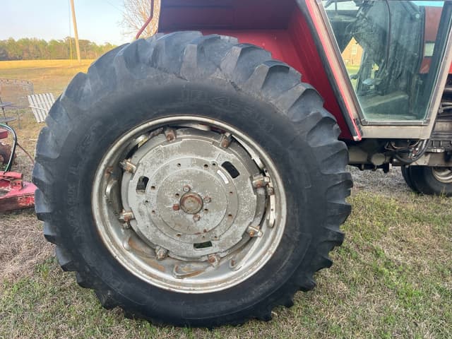 Image of Massey Ferguson 2705 equipment image 4