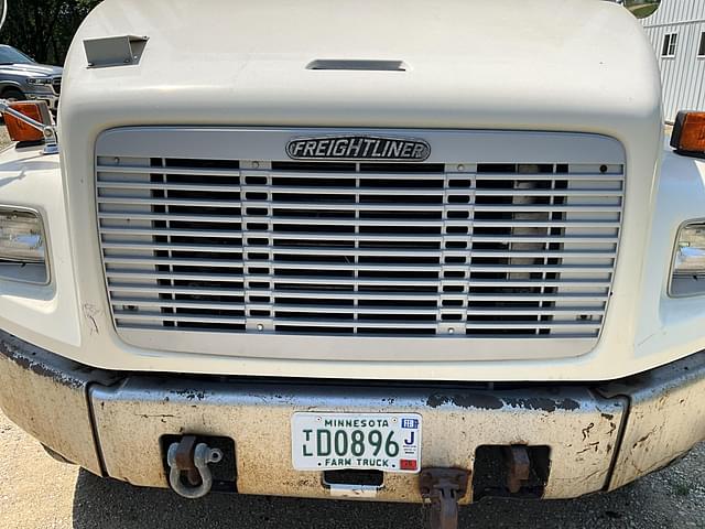 Image of Freightliner FL70 equipment image 4