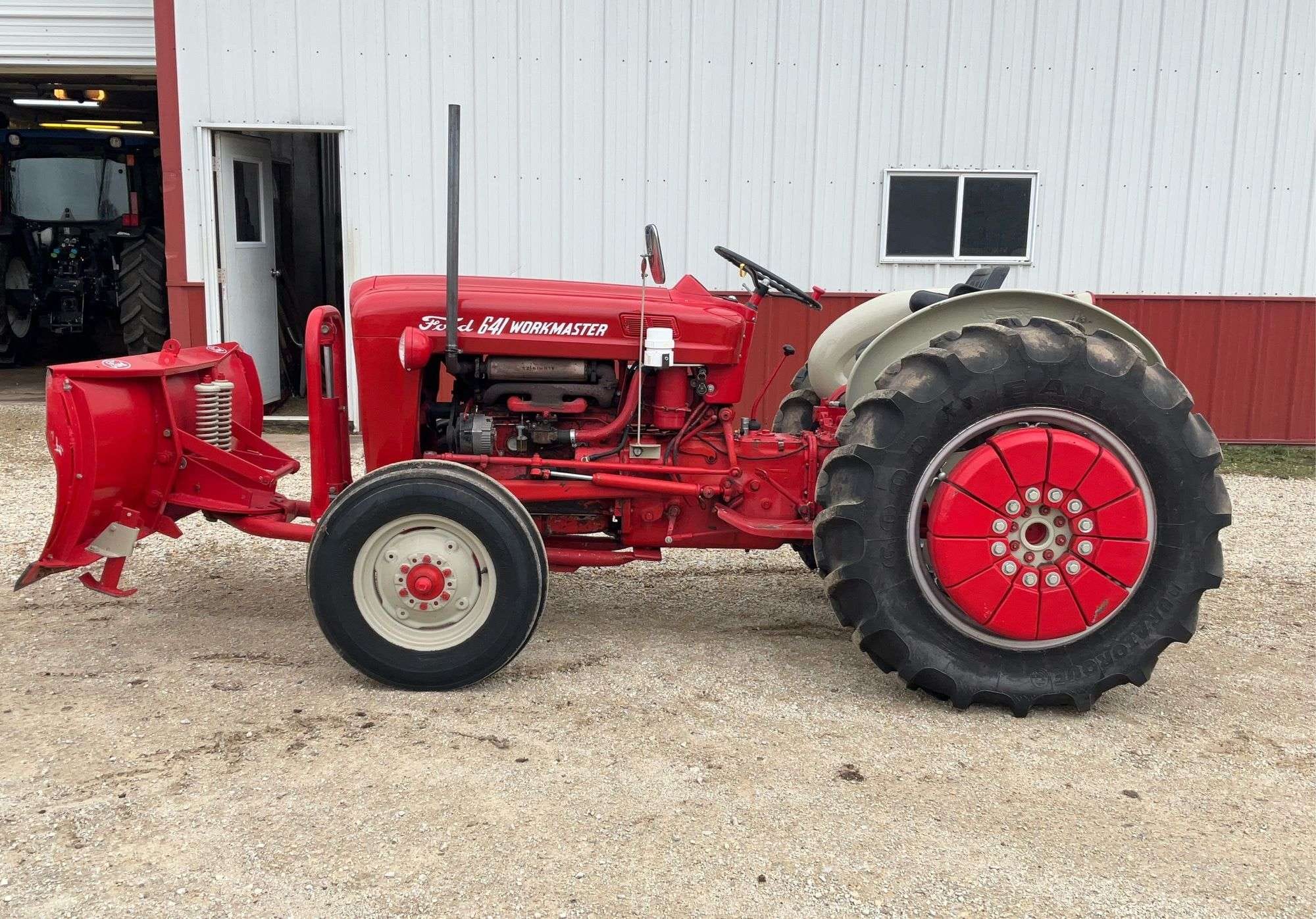 Ford 641 Equipment Image0