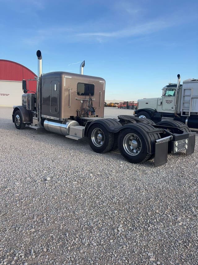 Image of Peterbilt 389 equipment image 3
