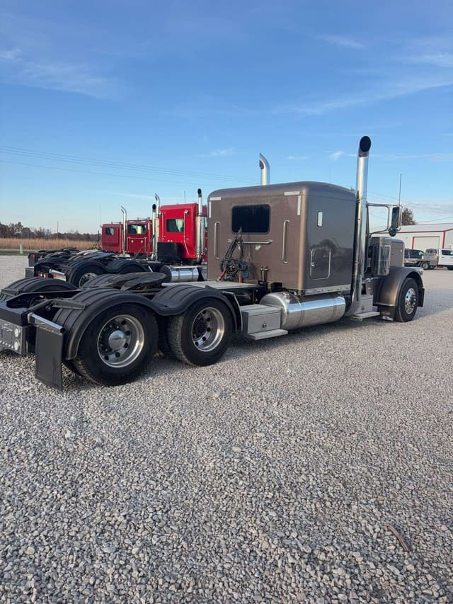 Image of Peterbilt 389 equipment image 2