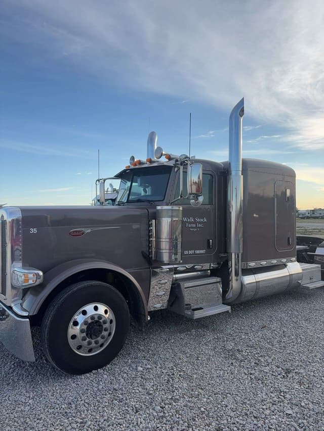 Image of Peterbilt 389 equipment image 4