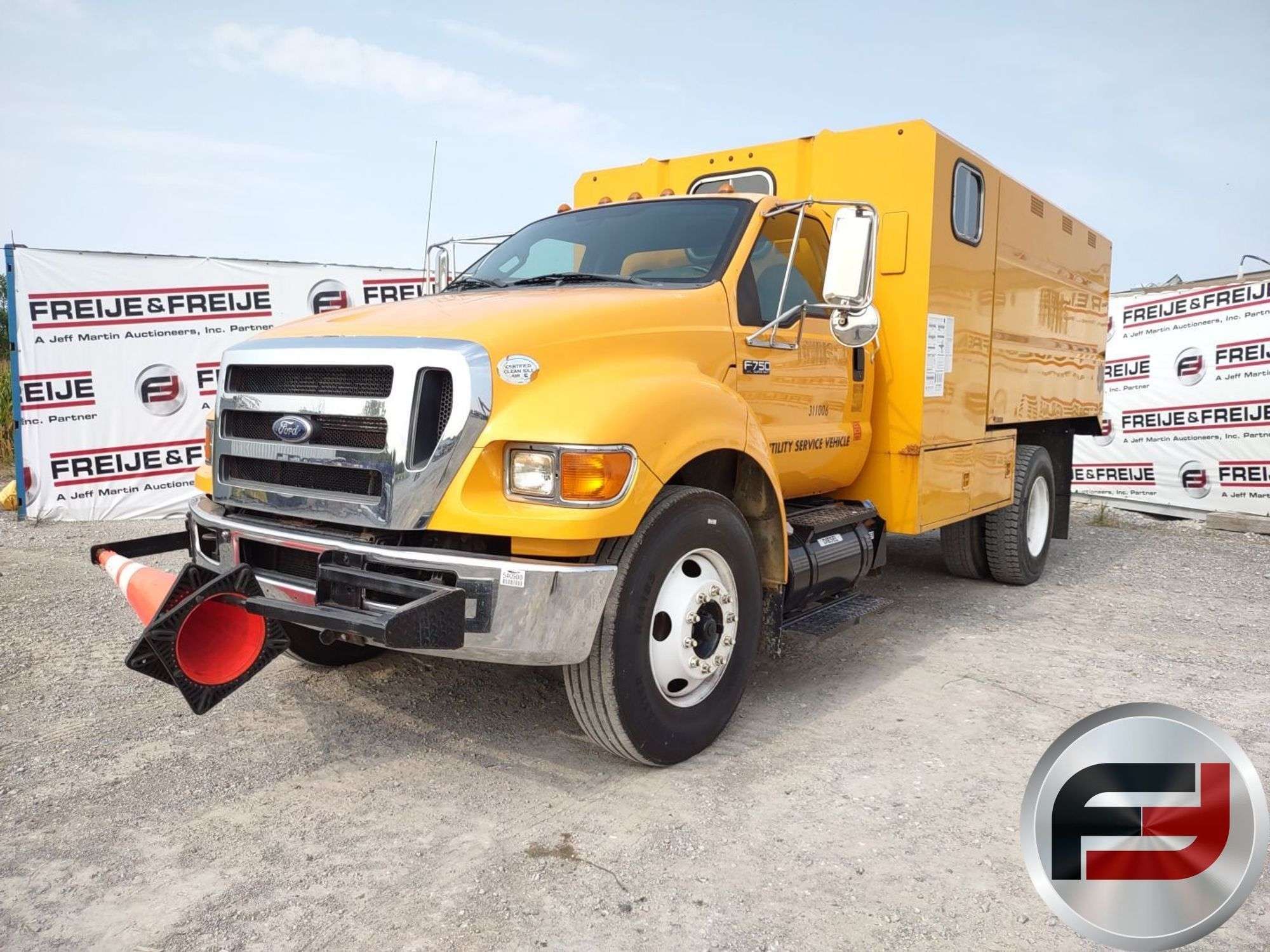 2011 Ford F-750 Equipment Image0