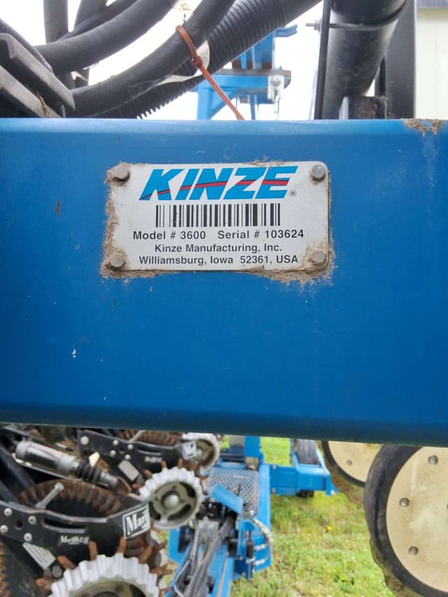Image of Kinze 3600 equipment image 3