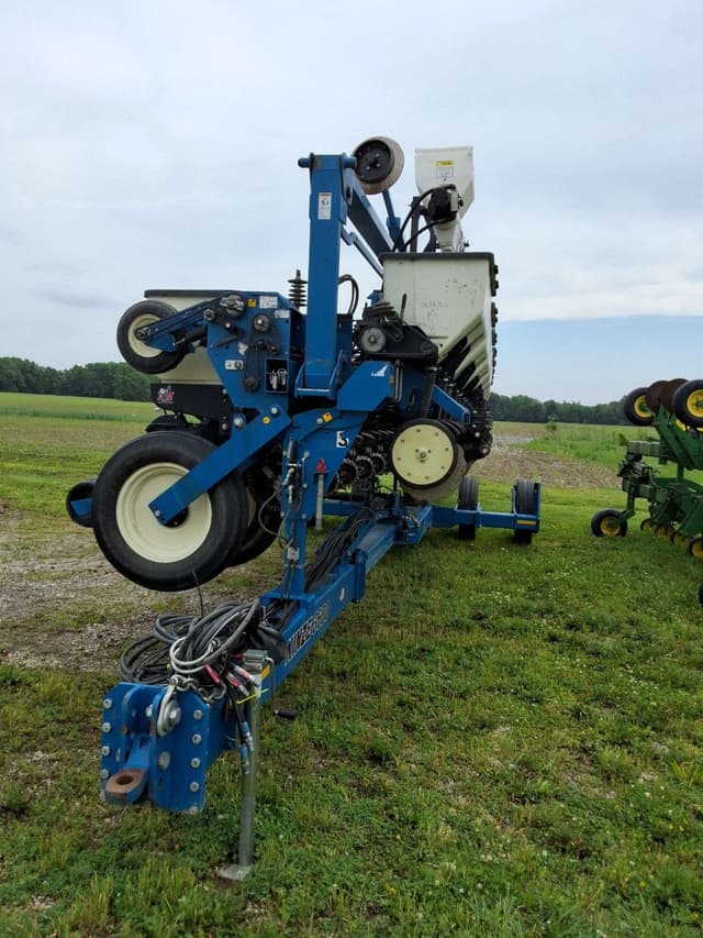 Image of Kinze 3600 equipment image 2