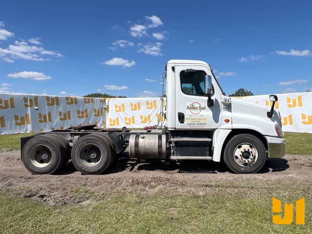 Image of Freightliner Cascadia equipment image 3