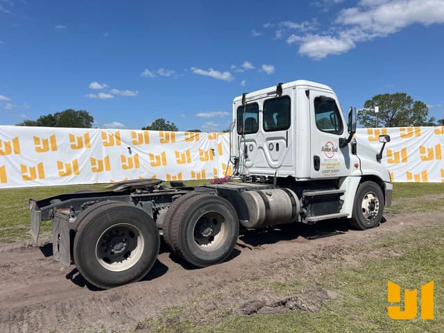 Image of Freightliner Cascadia equipment image 4