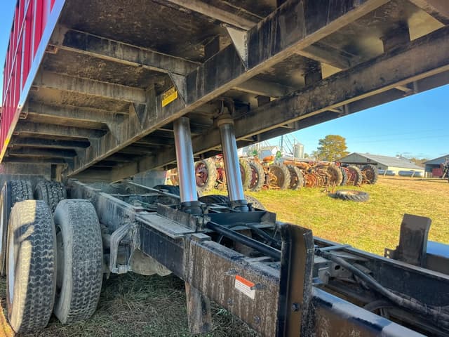 Image of Freightliner M2 equipment image 3