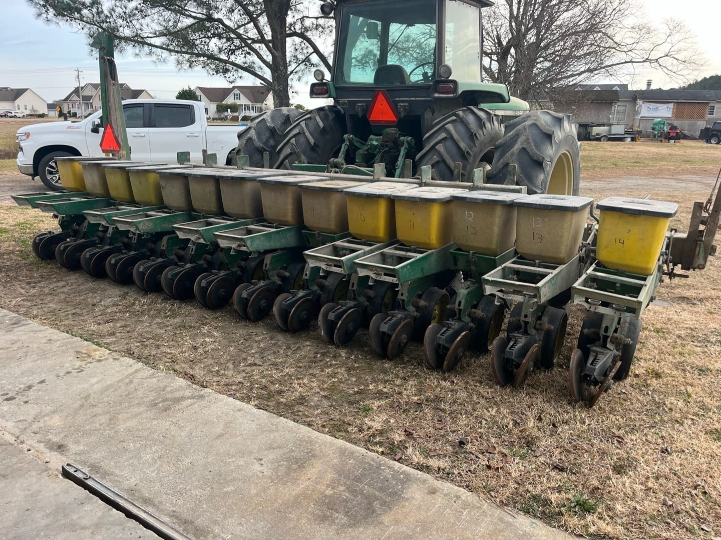 John Deere 7100 Equipment Image0