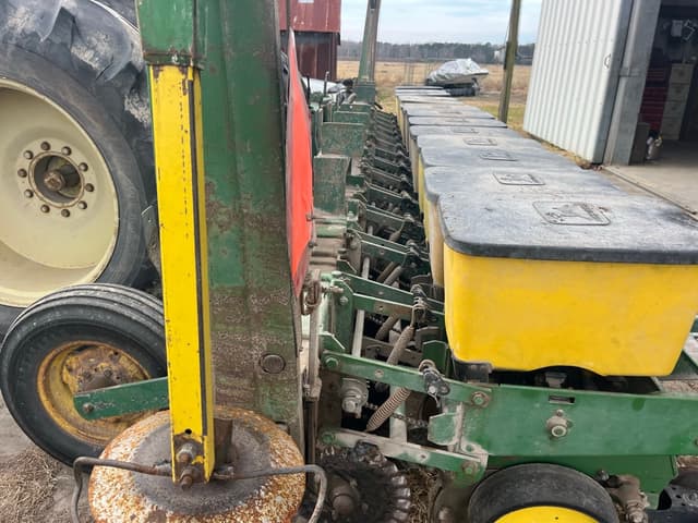 Image of John Deere 7100 equipment image 3