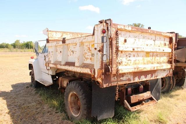 Image of Ford F-700 equipment image 2