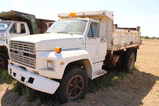 Image of Ford F-700 equipment image 3