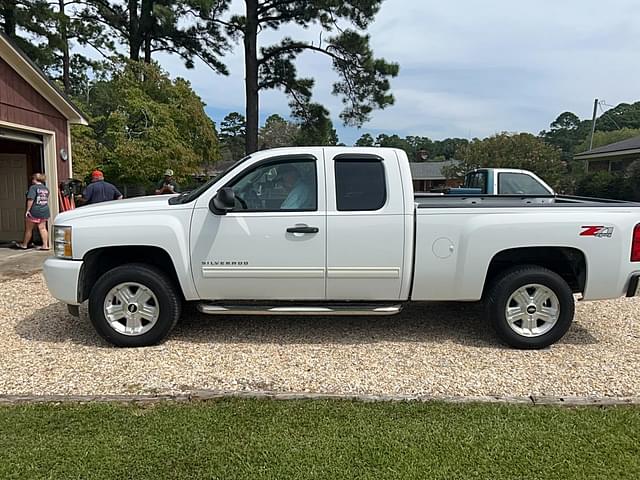 Image of Chevrolet Silverado equipment image 2