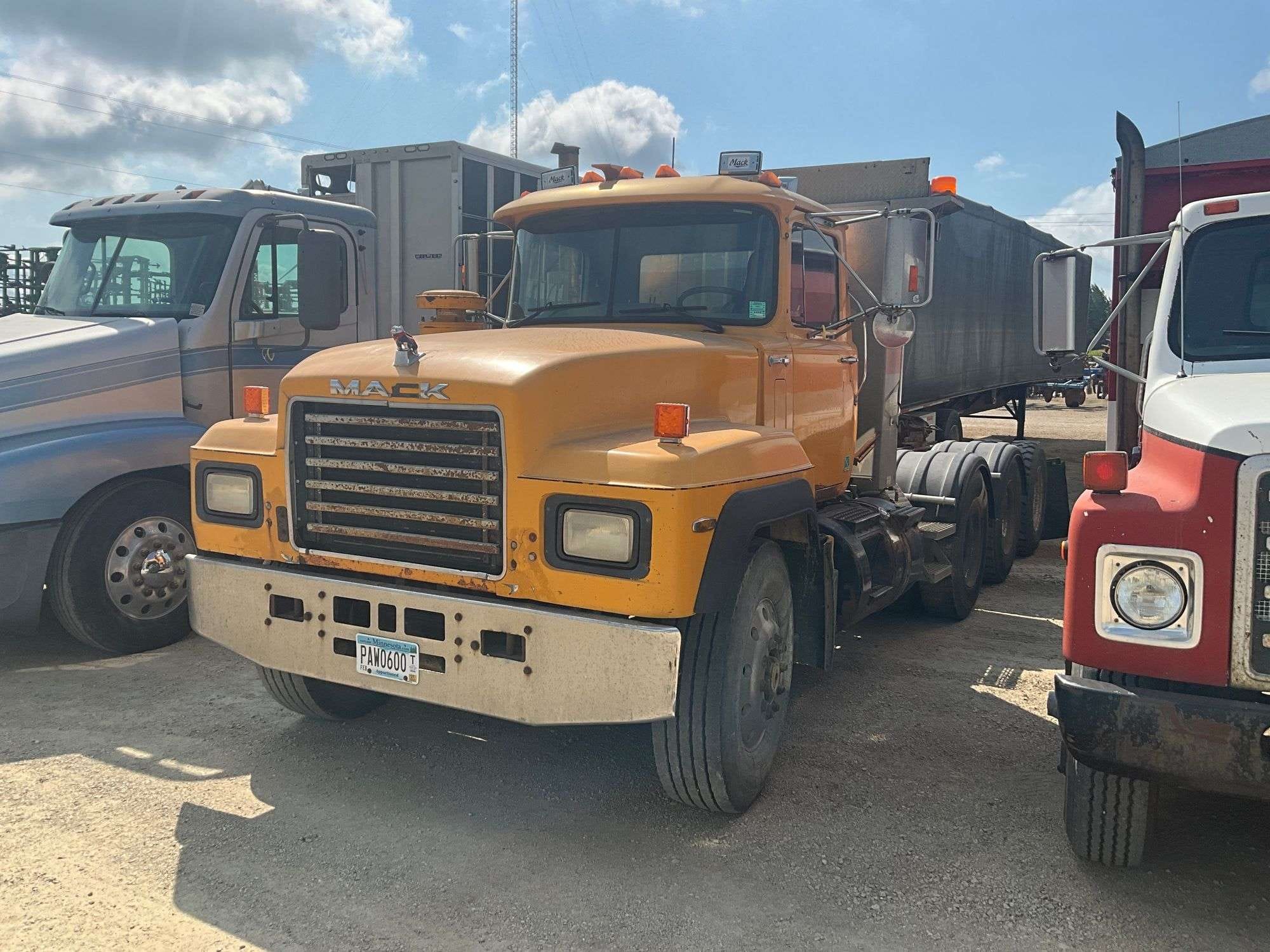 1994 Mack RD688S Equipment Image0