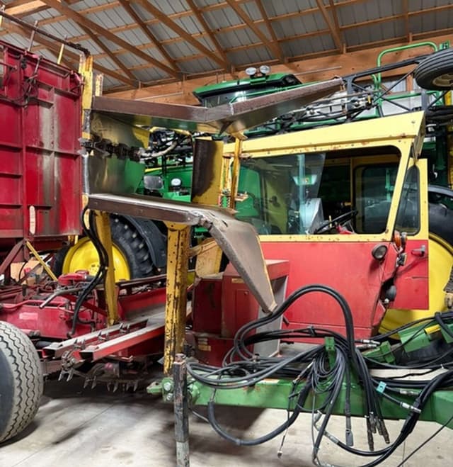 Image of New Holland 1049 equipment image 1