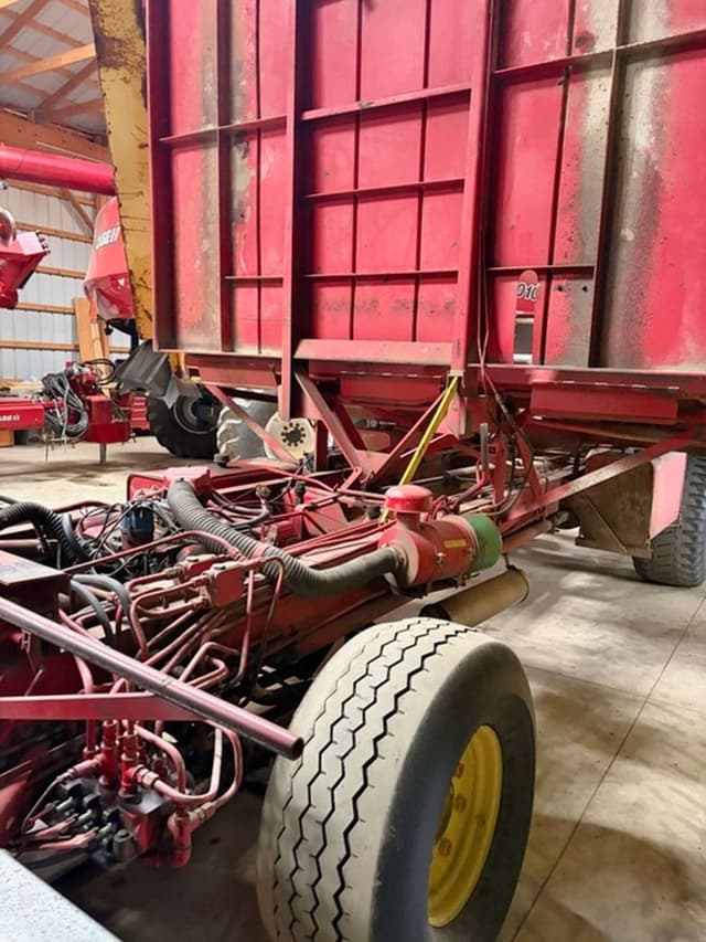 Image of New Holland 1049 equipment image 3