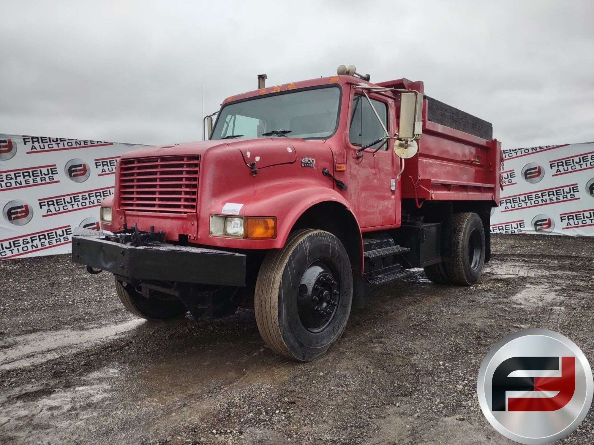 2001 International 4900 Equipment Image0