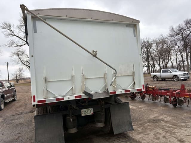 Image of Freightliner FL80 equipment image 3