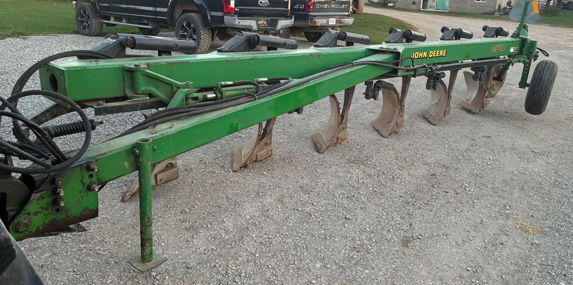 John Deere 2810 Equipment Image0