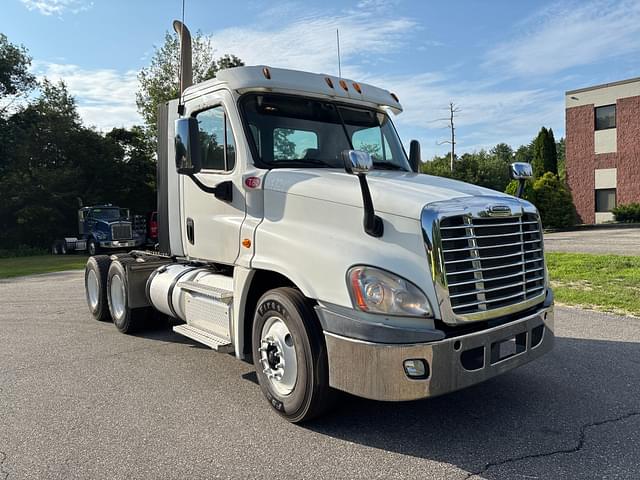 Image of Freightliner Cascadia equipment image 2