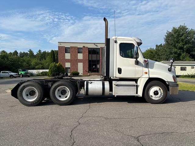 Image of Freightliner Cascadia equipment image 3