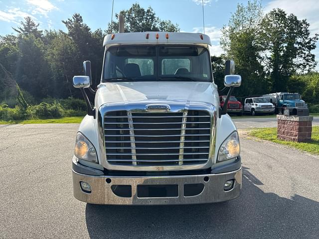 Image of Freightliner Cascadia equipment image 1