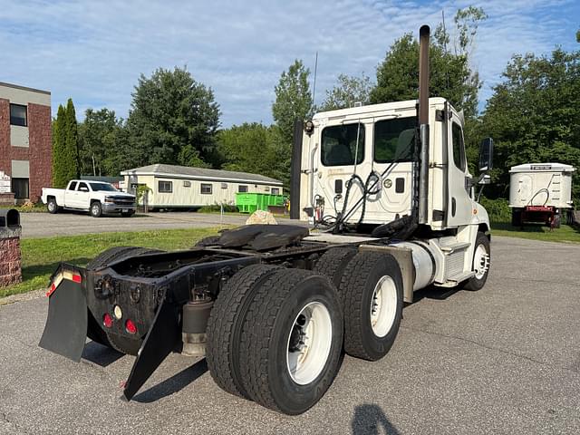 Image of Freightliner Cascadia equipment image 4
