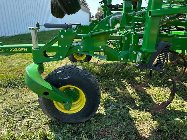 Image of John Deere 2230FH equipment image 3