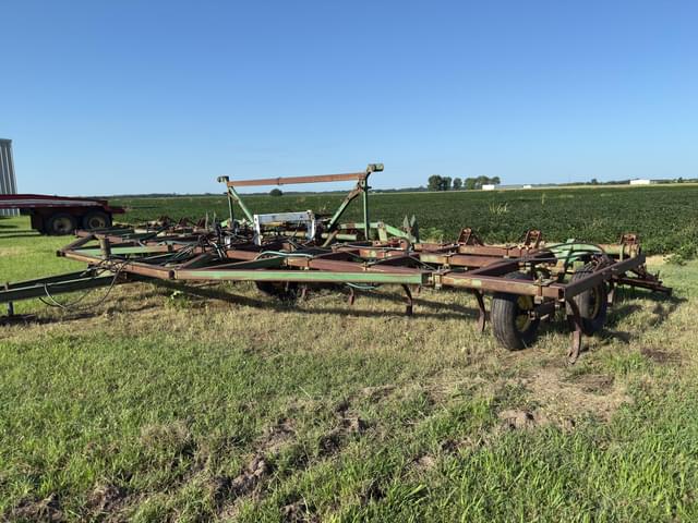 Image of John Deere 1610 equipment image 1