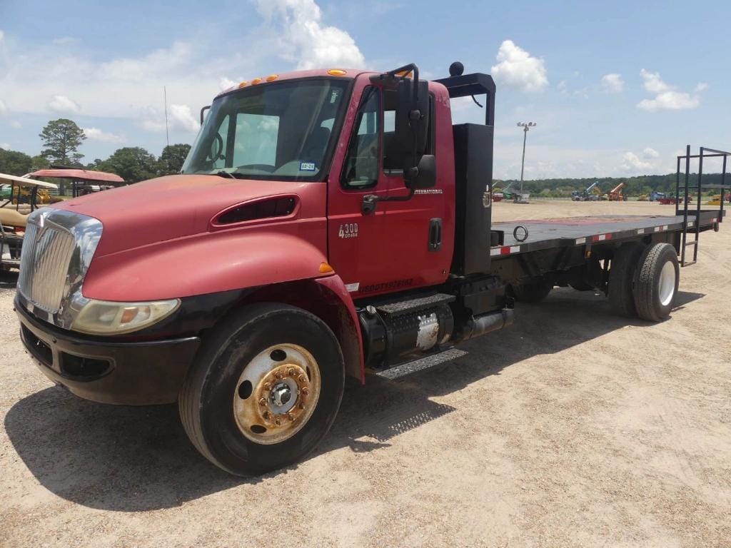 2006 International 4300 Equipment Image0
