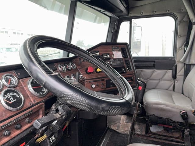 Image of Freightliner Classic XL equipment image 4