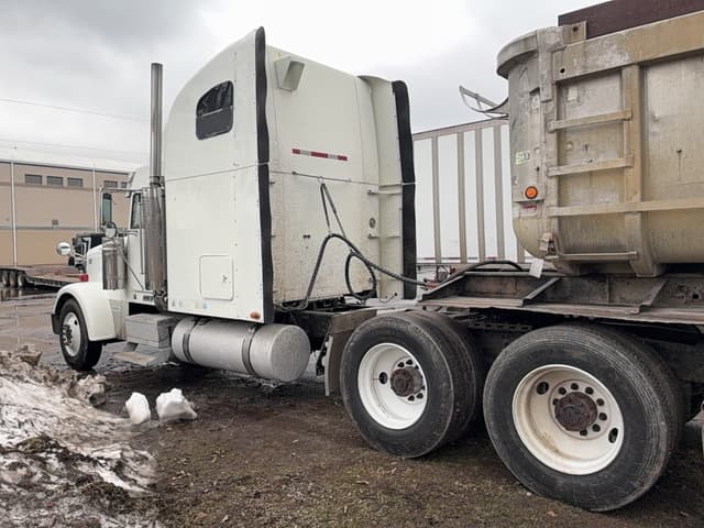 Image of Freightliner Classic XL equipment image 2