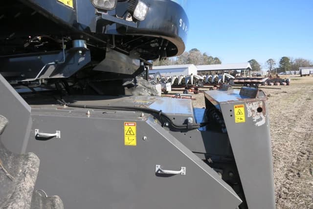 Image of Gleaner S77 equipment image 4