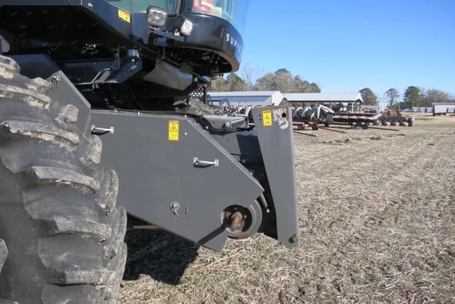 Image of Gleaner S77 equipment image 3