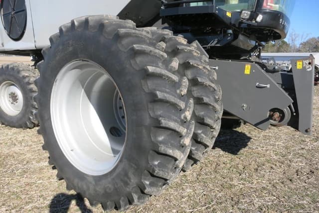 Image of Gleaner S77 equipment image 2