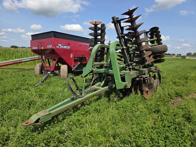 Image of John Deere 335 equipment image 1