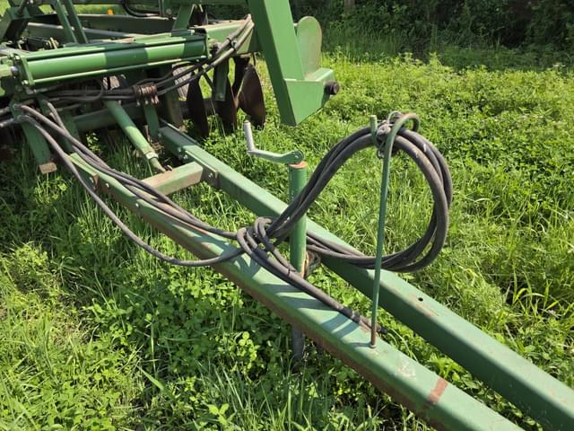 Image of John Deere 335 equipment image 4