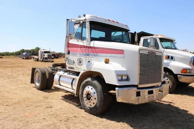 Image of Freightliner FLC11264T equipment image 1