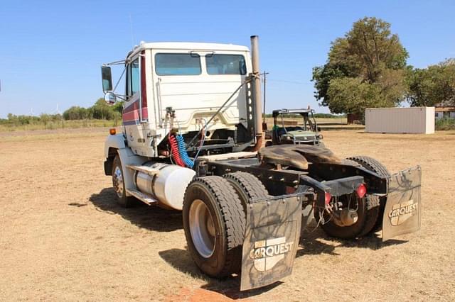 Image of Freightliner FLC11264T equipment image 3