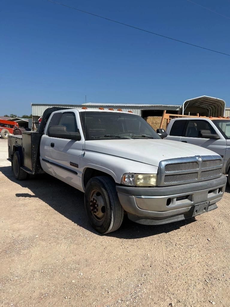 2001 Dodge Ram 3500 Equipment Image0
