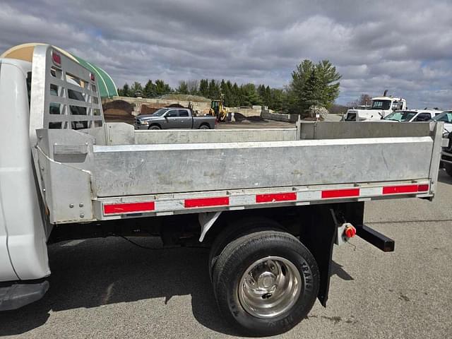 Image of Ford F-350 equipment image 2