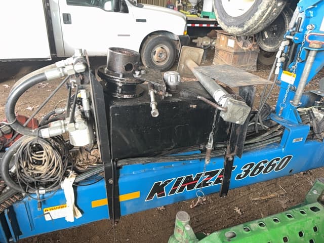 Image of Kinze 3660 equipment image 2