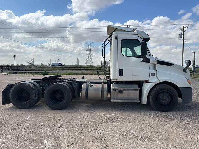 Image of Freightliner Cascadia equipment image 3