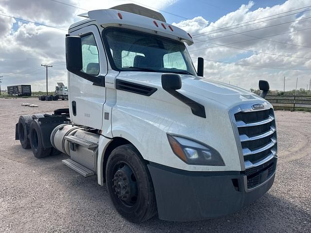 Image of Freightliner Cascadia equipment image 2