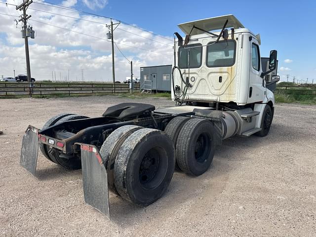 Image of Freightliner Cascadia equipment image 4
